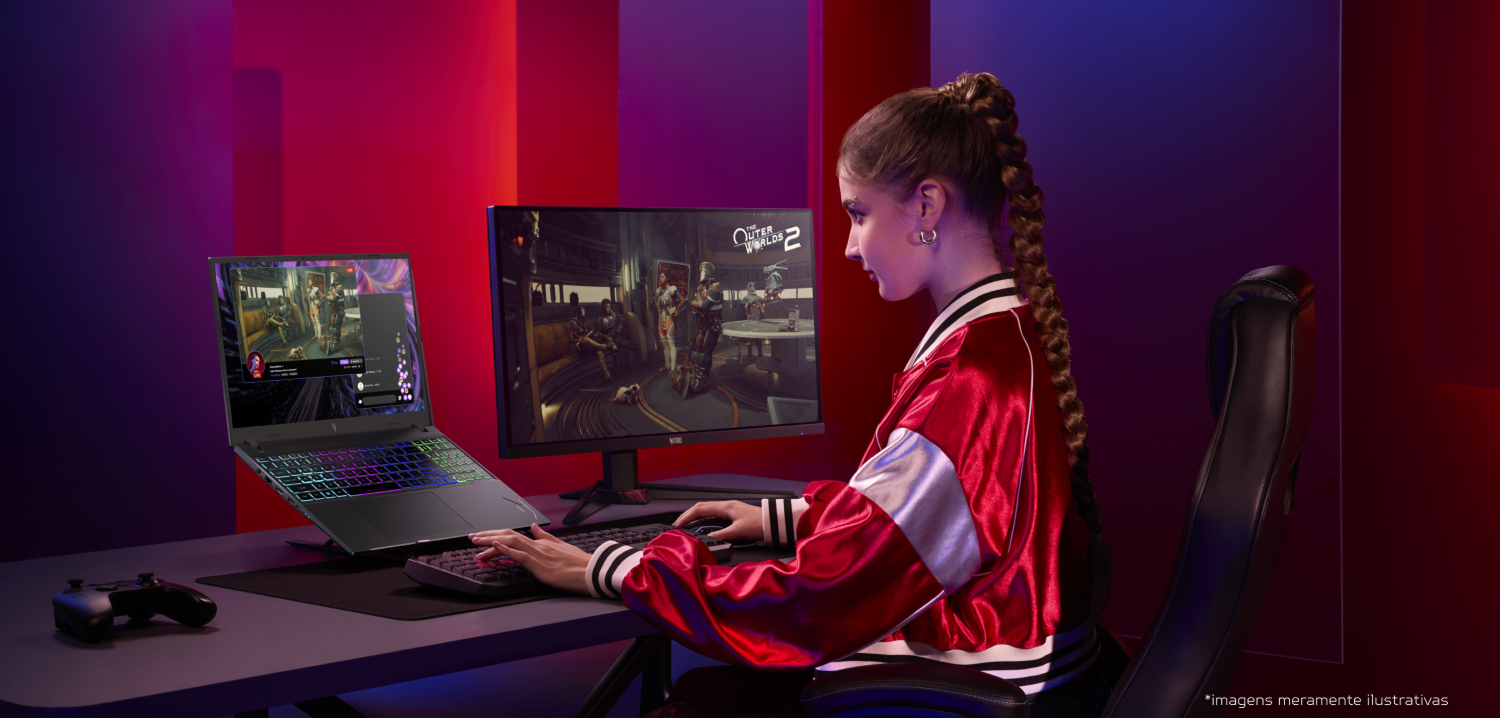 Mulher jovem de frente pra um computador, com uma segunda tela a direita.