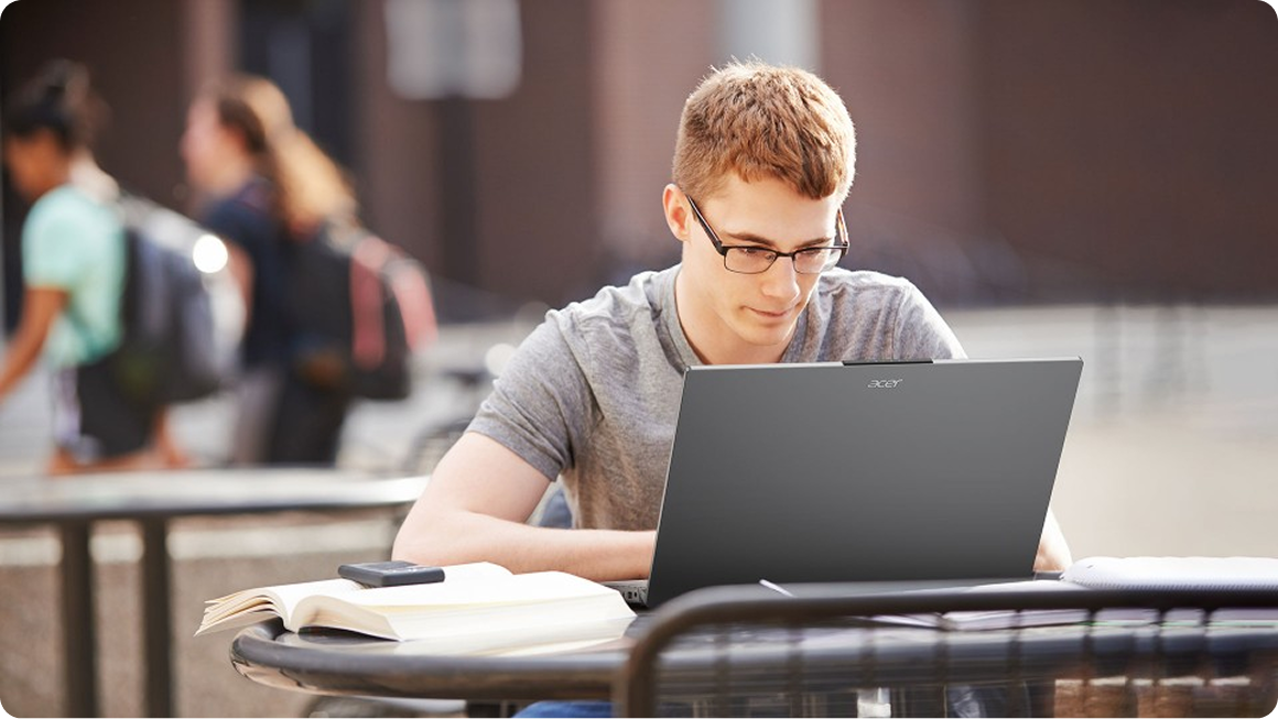 Homem mexendo no computador.
